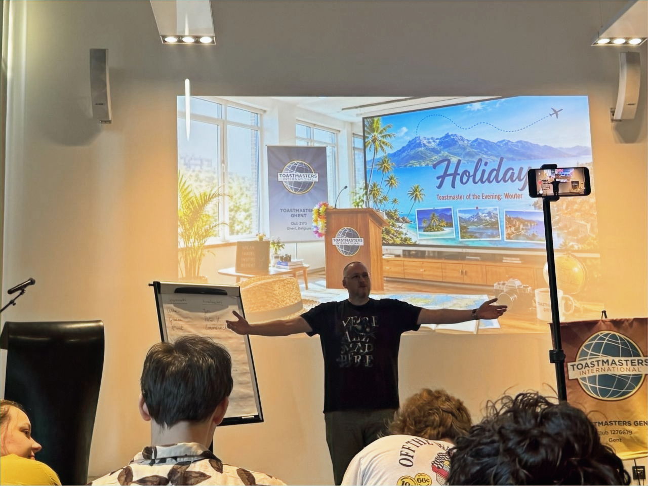 Pieter Huyghe spreekt voor een groep